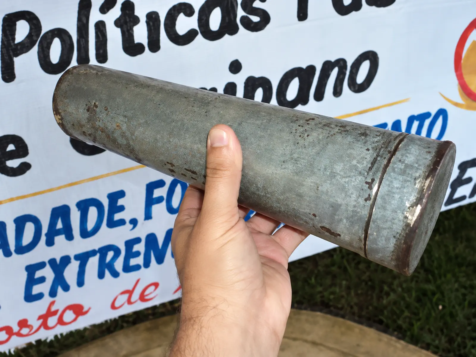 Instrumento de percussão metálico