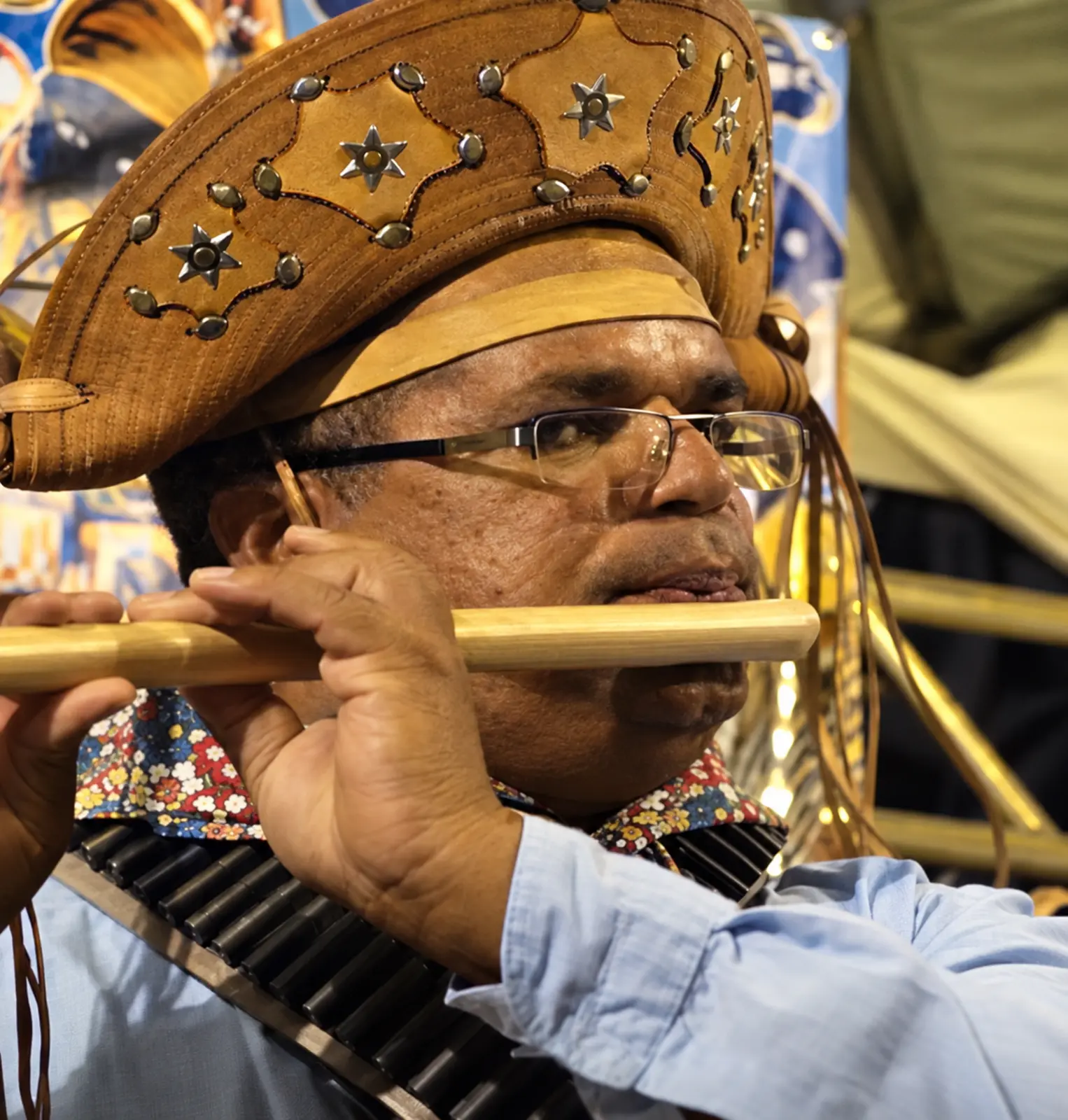 Músico tocando instrumento de sopro