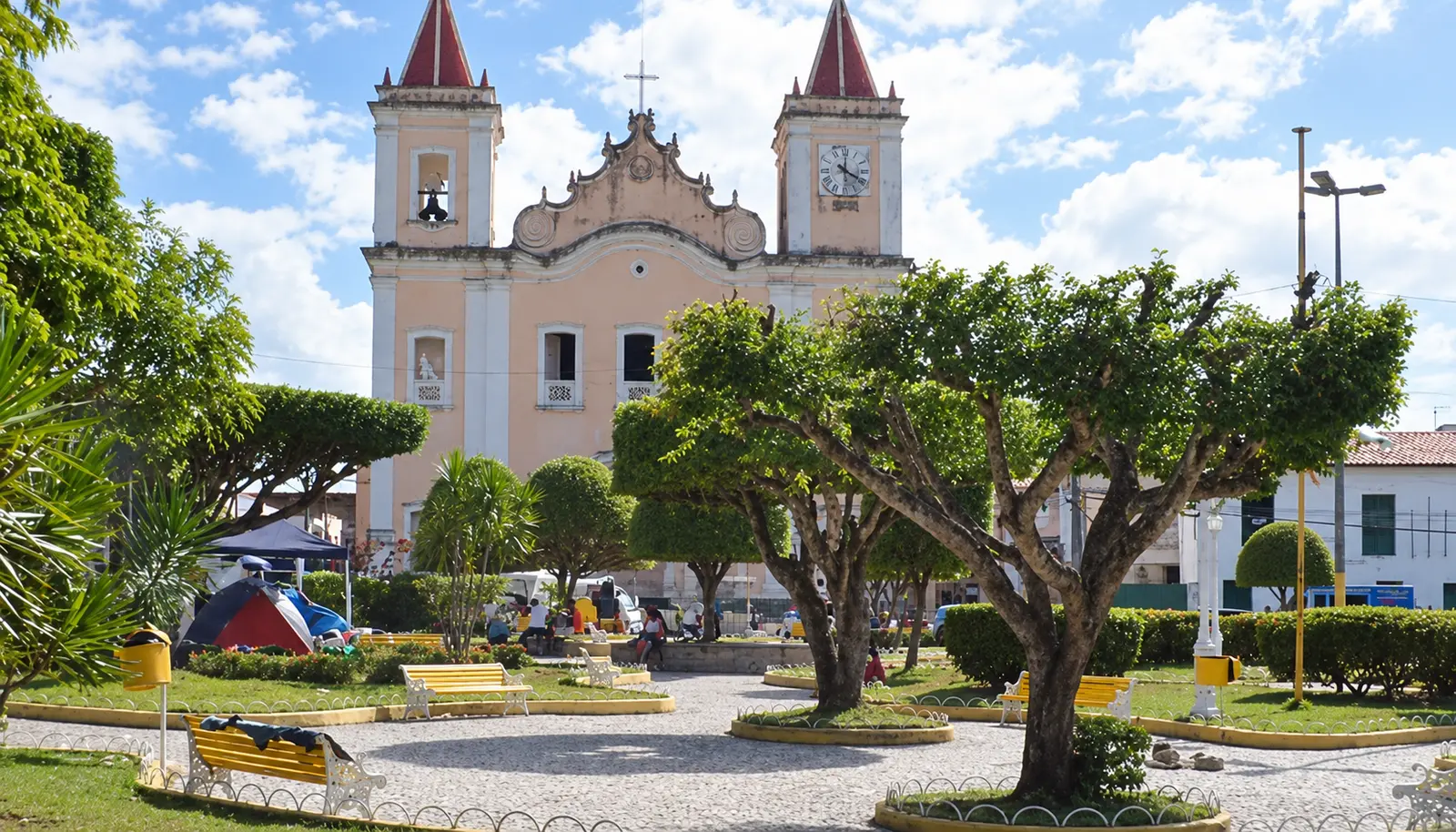 Praça e igreja em Neópolis