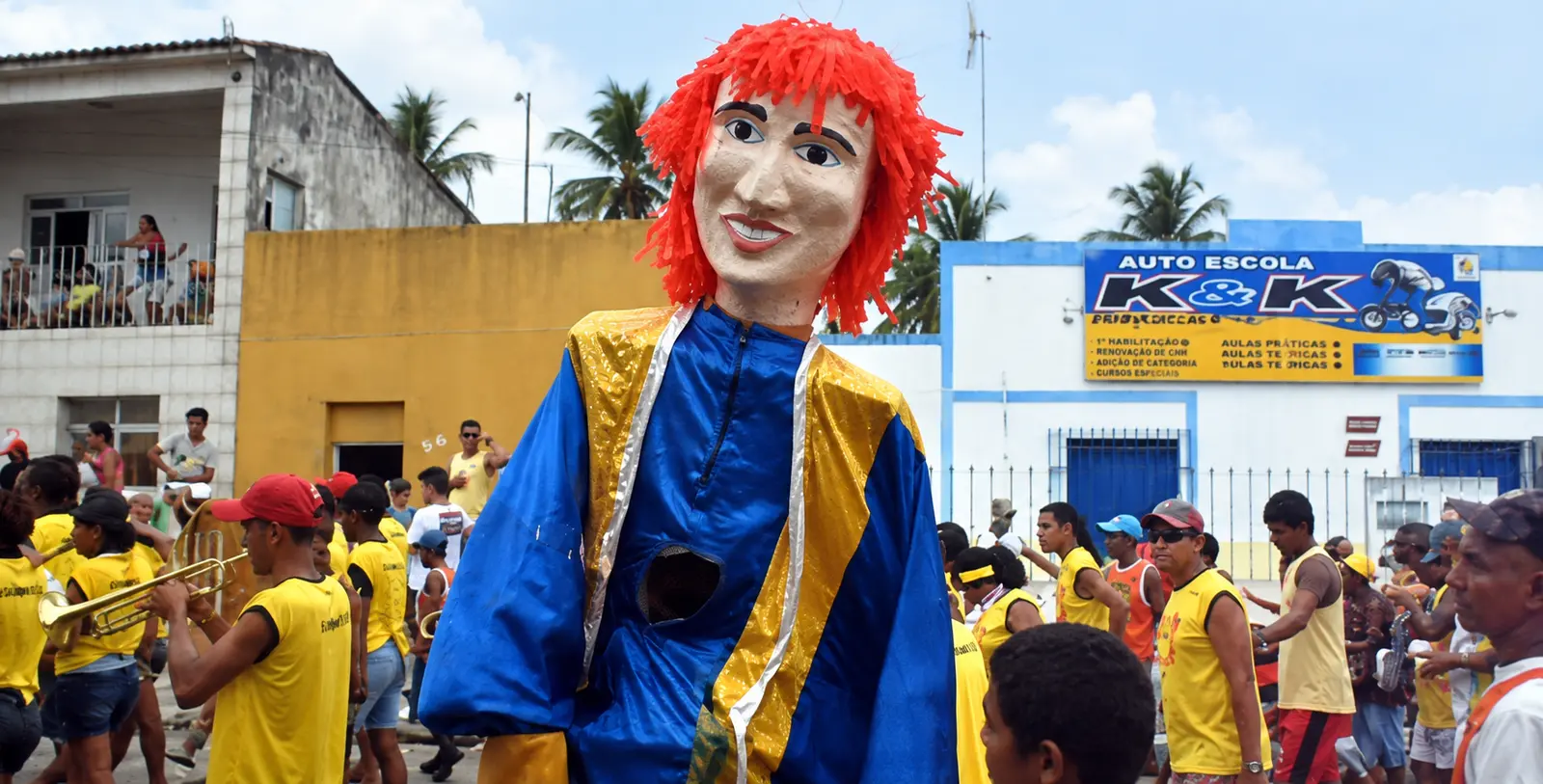 Boneco e músicos no cortejo