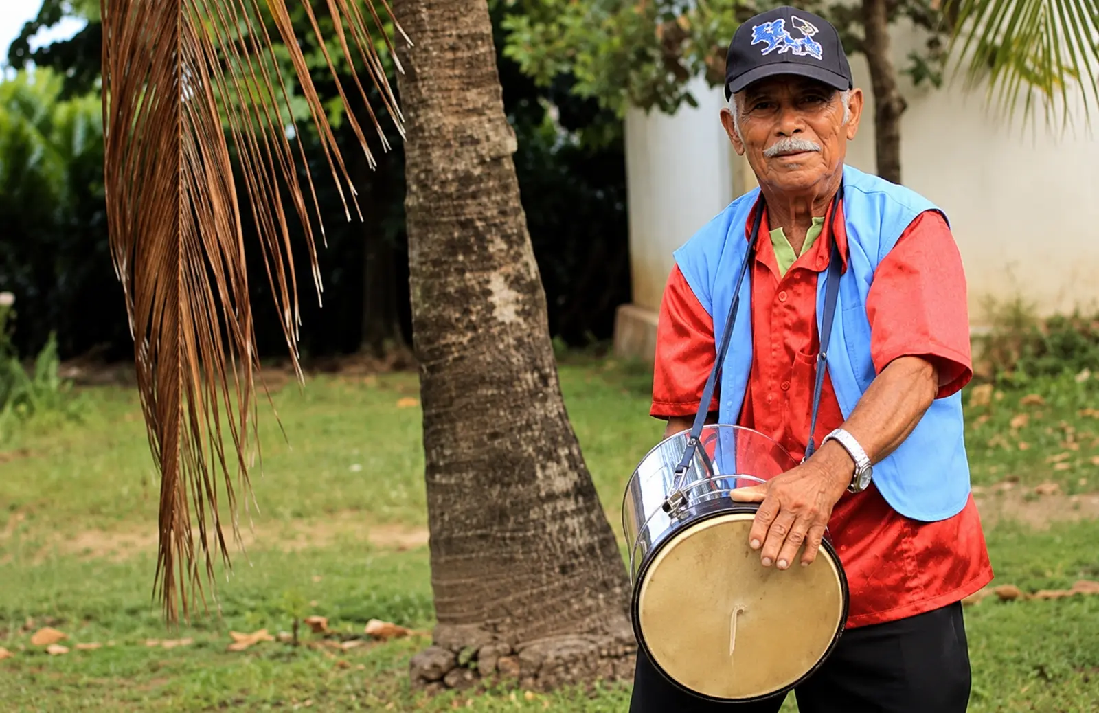 Músico com tambor de mão