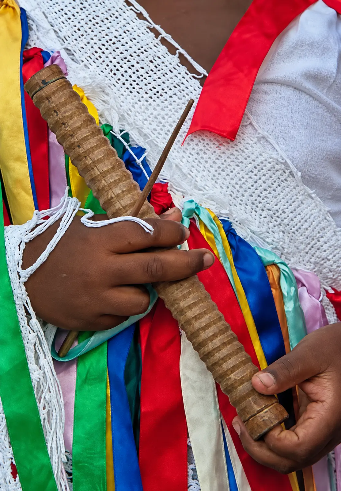 Detalhe de traje e instrumento de cordas