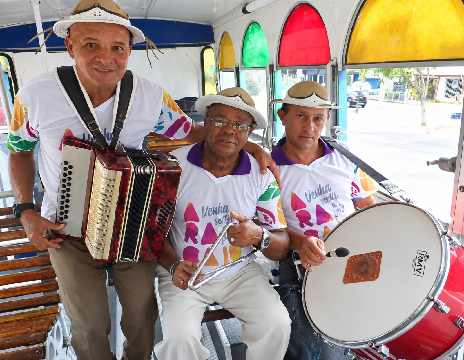 Músicos com sanfona, triângulo e zabumba